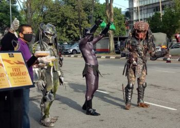 PREDATOR dan Black Panther bekerjasama menyampaikan sumbangan sarapan percuma di pekarangan Hotel Royal, Jalan Larut, Georgetown, Pulau Pinang.