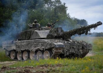 SEORANG anggota tentera maut digilis kereta kebal dalam latihan ketenteraan di England. - SWNS