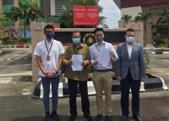 (DARI kiri) Tan Kar Hing, Mohammad Nizar Jamaluddin, Howard Lee dan ADUN Keranji, Chong Zhemin menunjukkan laporan penjualan tanah lapangan terbang Seri Iskandar yang dibuat di Pejabat SPRM Perak, Ipoh, hari ini.  - FOTO/MOHAMAD HAFIZI MOHD. SAID