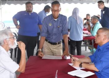 SAARANI Mohamad (kanan) pada program Hari Bertemu Rakyat DUN Kota Tampan di Dataran Tasik Raban, Lenggong semalam. - FOTO/MUHAMAD NAZREEN SYAH MUSTHAFA