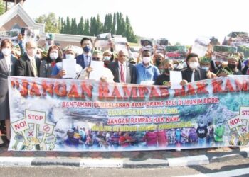 ORANG Asli yang mengadakan perhimpunan mendesak kerajaan negeri membatalkan konsesi pembalakan di kawasan mereka di pekarangan Bangunan Perak Darul Ridzuan di Ipoh, Perak, semalam. – FOTO/MUHAMAD NAZREEN SYAH MUSTHAFA