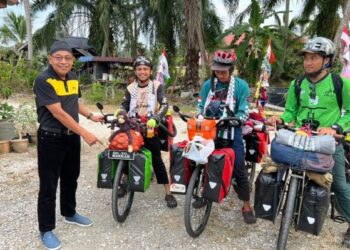 (DARI kanan) ANDI Harvin, Muhammad Fauzan Suyitno dan Chairul Ma’atini tiba di ZMH Homestay, Parit Haji Ali di Bagan Serai, Perak, semalam untuk bermalam sebelum meneruskan ekspedisi berbasikal ke Mekah. – FOTO/WAT KAMAL ABAS