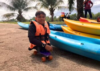 MUHAMMAD Izwan Md. Said  menyertai program santai berkayak OKU Perak 2021 di Tasik Akademi Bomba dan Penyelamat Malaysia Wilayah Utara di Tronoh, dekat Batu Gajah, Perak, semalam. - FOTO/LIYANA RAMLI