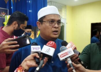 MOHD. Akmal Kamarudin bercakap kepada pemberita pada majlis sambutan Hari Raya Aidilfitri di Dewan Majlis Daerah Selama, Larut, hari ini. - FOTO/WAT KAMAL ABAS