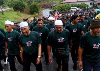 IDRIS Ahmad (tengah) dan peserta pada program Berjalan Teguh di Bukit Gantang hari ini. - FOTO/WAT KAMAL ABAS