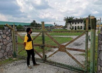 SAIFUL Rezal Mohd. Razali melihat keadaan Istana Raja Muda di Teluk Intan selepas kerajaan negeri mengumumkan penjualannya untuk pembangunan komersial dibatalkan. - FOTO/AIN SAFRE BIDIN