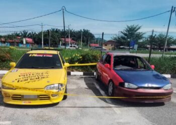 DUA kereta yang bergesel dalam kemalangan ketika perlumbaan yang menyebabkan seorang penonton maut di Litar Dato’ Sagor di Kampung Gajah, semalam. – FOTO/AIN SAFRE BIDIN