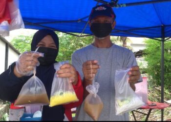 IZHAN Sukaymee dan Norliza Pipit menjual bihun sup serta laksa pada harga serendah RM1 di Seri Manjung, Perak. - UTUSAN/SHAMSUL KAMAL AMARUDIN