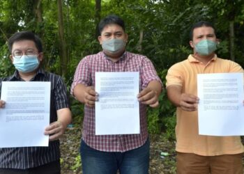 MOHAMAD Hairul Amir Sabri (tengah) dan barisan kepimpinan Pemuda PH Perak menunjukkan kenyataan media mengenai penjualan tanah lapangan terbang Seri Iskandar sebelum membuat laporan mengenainya di IPD Ipoh, Perak, hari ini. - FOTO/ZULFACHRI ZULKIFLI