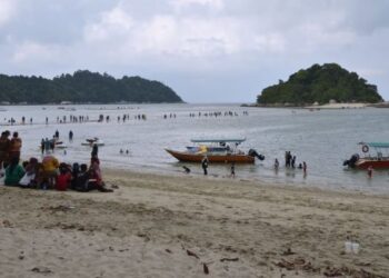 FENOMENA air laut surut di Pantai Teluk Nipah ke Pulau Giam sejauh kira-kira 400 meter di Pulau Pangkor, Lumut, Perak, semalam. - FOTO/ZULFACHRI ZULKIFLI
