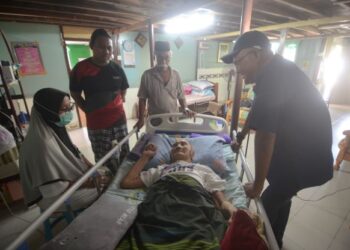 NORDIN Abdul Malek (kanan) menziarahi Ibrahim Wahid di Pasir Garam Pulau Tiga Kiri, Kampung Gajah di Pasir Salak, Perak, baru-baru ini. - UTUSAN/AIN SAFRE BIDIN