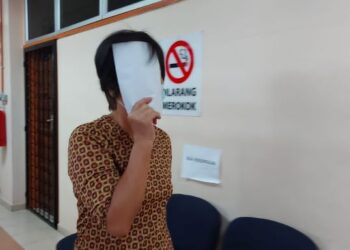 TEOH Sue Guat keluar dari kamar Mahkamah Sesyen Kuala Kangsar hari ini selepas prosiding pertuduhan menggunakan logo halal tanpa perakuan pada produk makanan, Jun lalu. - FOTO/ASLIZA MUSA
