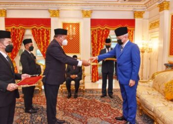 BAHARIN Din menyerahkan zakat perniagaan syarikat itu kepada Sultan Nazrin Muizzuddin Shah di Kuala Lumpur, hari ini.