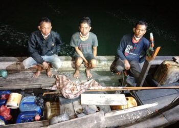 NELAYAN asing yang menceroboh perairan negara dekat Pulau Lalang, Bagan Datuk, Lumut, petang semalam. - FOTO/IHSAN MARITIM MALAYSIA PERAK