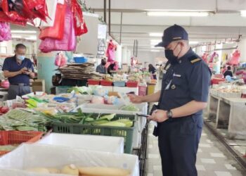 ANGGOTA penguat kuasa KPDNHEP melakukan pemeriksaan harga barangan keperluan asas di pasar dan premis perniagaan di Perak. - FOTO/IHSAN KPDNHEP PERAK