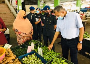 SAIFULLIZAN Kamarul Zaman (kanan) ketika membuat pemeriksaan di Pasar Besar Ipoh, Perak hari ini. - FOTO/IHSAN KPDNHEP PERAK