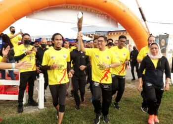 AHMAD Faizal Azumu (tengah) mengetuai Larian Baton Komanwel di Padang Lintau Kampung Tengku Hussein Manjoi, Ipoh hari ini. - FOTO/ZULFACHRI ZULKIFLI