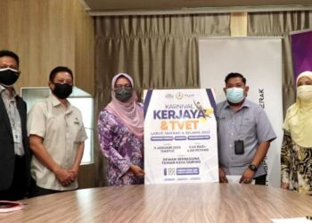 NOLEE Ashilin Mohamed Radzi (tiga dari kiri) menunjukkan poster Karnival Kerjaya & TVET dalam sidang akhbar di Ipoh semalam. - FOTO/ZULFACHRI ZULKIFLI