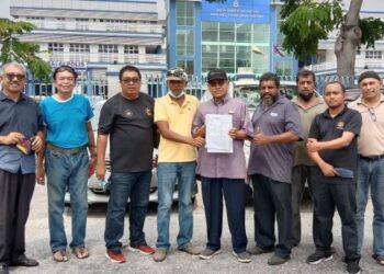 ABDUL Razak Nazri (lima dari kiri) bersama ahli PKR Cabang Lumut selepas membuat laporan terhadap bekas Perdana Menteri, Datuk Seri Mohd. Najib Abdul Razak di IPD Manjung, Lumut, Perak, hari ini. - FOTO/SHAMSUL KAMAL AMARUDIN