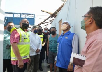 IDRIS Ahmad (dua dari kanan) meninjau kerja-kerja membaik pulih rumah penduduk yang terjejas akibat dipukul ribut di Kampung Tawas, Ipoh, Perak, hari ini. - FOTO/ZULFACHRI ZULKIFLI