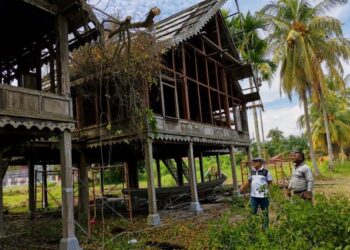 TENGKU Mustaffa Tengku Mohd. Yunus (kiri) meninjau kerja baik pulih Rumah Datuk Maharajalela di Pasir Salak, Perak, baru-baru ini. - UTUSAN/AIN SAFRE BIDIN