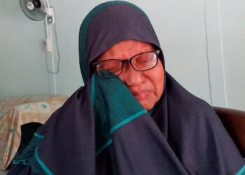 HALIMATUL Sa’Diah Zainuddin tidak dapat menahan sebak ketika mengenang emaknya yang hilang tanpa jejak pada tahun 2016 ketika ditemui di Langkap dekat Pasir Salak. - FOTO/AIN SAFRE BIDIN