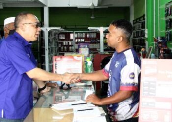 AMINUDDIN Md. Hanafiah (kiri) bersama peniaga pada program walkabout di Taman Mas Chepor di Ipoh, hari ini. - FOTO/MUHAMAD NAZREEN SYAH MUSTHAFA
