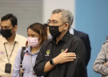 SHAHRUL Zaman Yahya  meninjau proses vaksinasi Covid-19 pekerja Proton di PPV Pikas di Kompleks Sukan Proton, Tanjung Malim hari ini. - UTUSAN