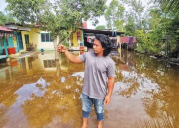 SALIHEN Ismail menunjukkan lintah paya yang muncul diberikutan banjir termenung di Kampung Teluk Memali, Kampung Gajah di Pasir Salak. 
– UTUSAN/AIN 
SAFRE BIDIN