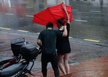 PENJENAYAH Love Scam biasanya dipotretkan sebagai seorang lelaki yang sempurna seperti budiman, menghormati dan menyanjungi wanita. – GAMBAR HIASAN/ZULFACHRI ZULKIFLI