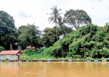 SANGKAR ternakan ikan patin yang diusahakan warga Kemboja di Sungai Perak ketika tinjauan di Parit, baru-baru ini. - UTUSAN/AIN SAFRE BIDIN