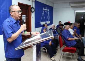 AMINUDDIN Md. Hanafiah ,menyampaikan ucapan di program perjumpaan santai bersama Jentera Barisan Nasional di Pejabat UMNO Bahagian Tambun di Jalan Kuala Kangsar, Ipoh. - UTUSAN/MUHAMAD NAZREEN SYAH MUSTHAFA