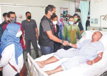 KHAIRY Jamaluddin menziarahi salah seorang daripada mangsa helikopter terhempas di Cameron Highlands  kelmarin di Hospital Raja Perempuan Bainon (HRPB) Ipoh, semalam.  - UTUSAN/MUHAMAD NAZREEN SYAH MUSTHAFA