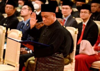 SAARANI  Mohamad, mengangkat sumpah sebagai Menteri Besar Perak, semalam. - UTUSAN/MUHAMAD NAZREEN SYAH MUSTHAFA