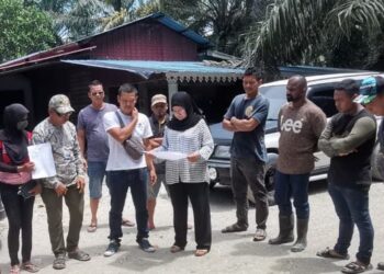 HAMIDAH Osman (tengah) bersama peneroka yang diarah mengosongkan tanah yang mereka teroka di Kampung Air Tenang, Tukang Sidin dekat Pasir Salak, Perak, hari ini. - FOTO/AIN SAFRE BIDIN