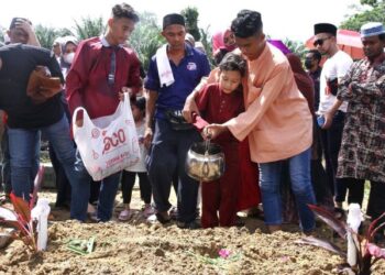 PENGEBUMIAN jenazah pasangan suami isteri yang maut dalam dalam kemalangan di Jalan Kuala Kangsar - Gerik, Lenggong semalam di Tanah Perkuburan Islam Kampung Bakar Bata, Tanjung Rambutan di Ipoh hari ini. - UTUSAN/MUHAMAD NAZREEN SYAH MUSTHAFA
