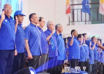 ISMAIL Sabri Yaakob bersama Ahmad Zahid Hamidi ketika hadir pada Program Solidariti Kestabilan dan Kemakmuran Barisan Nasional Negeri Perak di Kompleks UMNO Bagan Datuk. - UTUSAN/MUHAMAD NAZREEN SYAH MUSTHAFA