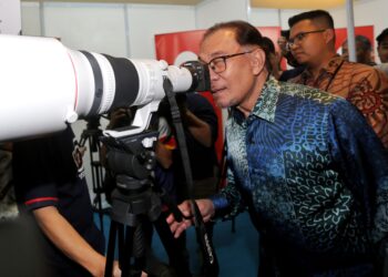 ANWAR Ibrahim membuat lawatan di tapak pameran di Majlis kemuncak Hari wartawan Nasional HAWANA 2023, di Hotel Casuarina, Meru, Ipoh. - UTSUAN/MUHAMAD NAZREEN SYAH MUSTHAFA