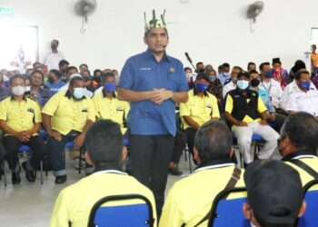 RADZI Jidin pada sesi forum sempena Program Wacana Bersama Komuniti Orang Asli di Pusat Pentadbiran dan Pusat Komersial Orang Asli Kampung Bawong di Sungai Siput hari ini. - UTUSAN/MUHAMAD NAZREEN SYAH MUSTHAFA