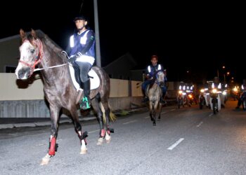 PENDUDUK yang terlibat dalam Skim Rondaan Sukarela (SRS) menggunakan tiga ekor kuda di beberapa taman perumahan di Tronoh, Batu Gajah baru-baru ini. - UTUSAN/MUHAMAD NAZREEN SYAH MUSTHAFA