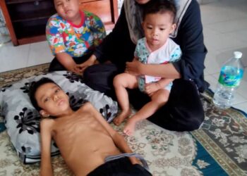 Penderitaan kanak-kanak lelaki, Shaz Afif Firash, 8, di Teluk Intan yang menghidap penyakit radang usus mendapat perhatian dsripada Majlis Agama Islam dan Adat Melayu Perak (MAIPk) yang menyalurkan bantuan perubatan kepadanya.