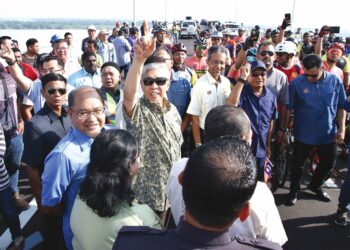 AHMAD Zahid Hamidi (tengah) meninjau Jambatan Bagan Datuk-Kampung Sejagop pada majlis pelancaran laluan itu di Bagan Datuk, semalam. - UTUSAN/MUHAMAD NAZREEN SYAH MUSTHAFA