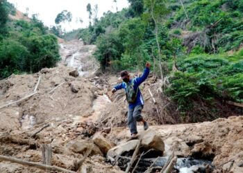 KEADAAN Air Terjun Tanjung Batu yang musnah akibat aktiviti kuari batu di dalam kawasan Hutan Simpan Segari Melintang, Manjung, Perak. – UTUSAN/ZULFACHRI ZULKIFLI