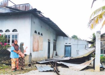 KEADAAN rumah penduduk yang rosak akibat dilanda ribut di Kampung Bahagia, Teluk Intan semalam. - UTUSAN/AIN SAFRE BIDIN