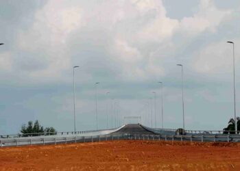 PEMBINAAN Jambatan Bagan Datuk - Sejagop di Bagan Datuk yang hampir siap ketika tinjauan baru-baru ini. – UTUSAN/AIN SAFRE BIDIN