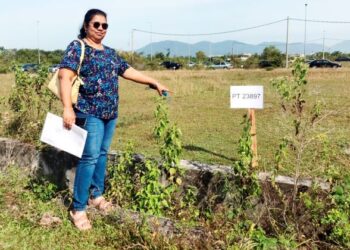 S. SANTAMARIA menunjukkan lot tanah yang diterimanya pada Program Penempatan Tapak Lot Kediaman di RPT Bemban Rakyat di Batu Gajah, Perak, baru-baru ini. - UTUSAN/LIYANA RAMLI