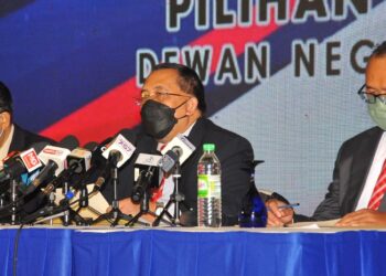 ABDUL Ghani Salleh (tengah) dalam sidang akhbar selepas Mesyuarat Khas SPR bagi PRN Johor di Pusat Konvokesyen Antarabangsa Persada, Johor Bahru. -UTUSAN/RAJA JAAFAR Ali