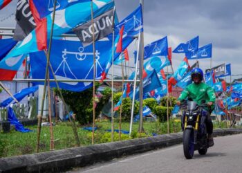 PENGUNDI boleh menunaikan tanggungjawab mereka dalam PRN Johor esok tanpa ragu-ragu kerana PDRM sentiasa berada pada tahap siap siaga memastikan segala proses berjalan lancar. - FARIZ RUSADIO