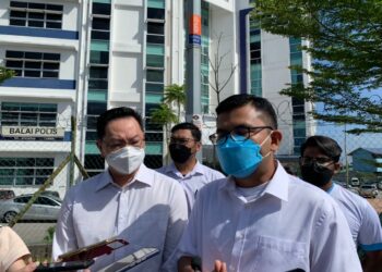 AKMAL Nasrullah Mohd. Nasir (kanan) ketika ditemui selepas memberi keterangan bagi membantu siasatan polis susulan ‘Konvoi AMK Selamatkan SPRM’ di IPD Johor Bahru Selatan, Johor. - UTUSAN/KHAIRUL MOHD ALI