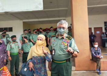 ZAMROSE Mohd Zain selesai mengundi bersama isteri, Puan Sri Zainuriah Mustapha di Dewan Serbaguna Kem Muara Tuang, Kota Samarahan dalam Pilihan Raya Negeri (PRN) Sarawak.